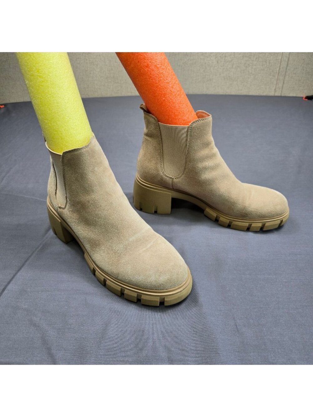 Steve Madden 9.5M Womens Chelsea Boots Beige Lug Sole Suede Leather